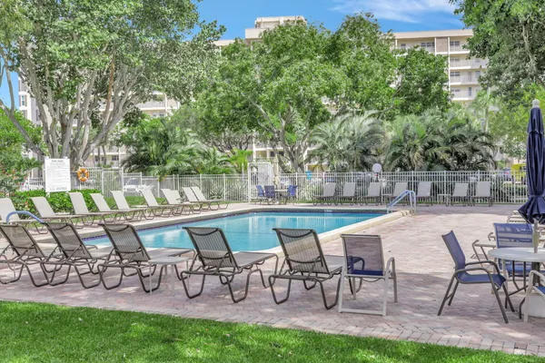 $2,800 | 3960 Oaks Clubhouse Drive, Unit 512, Pompano Beach, FL 33069