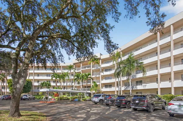 $2,800 | 3960 Oaks Clubhouse Drive, Unit 512, Pompano Beach, FL 33069