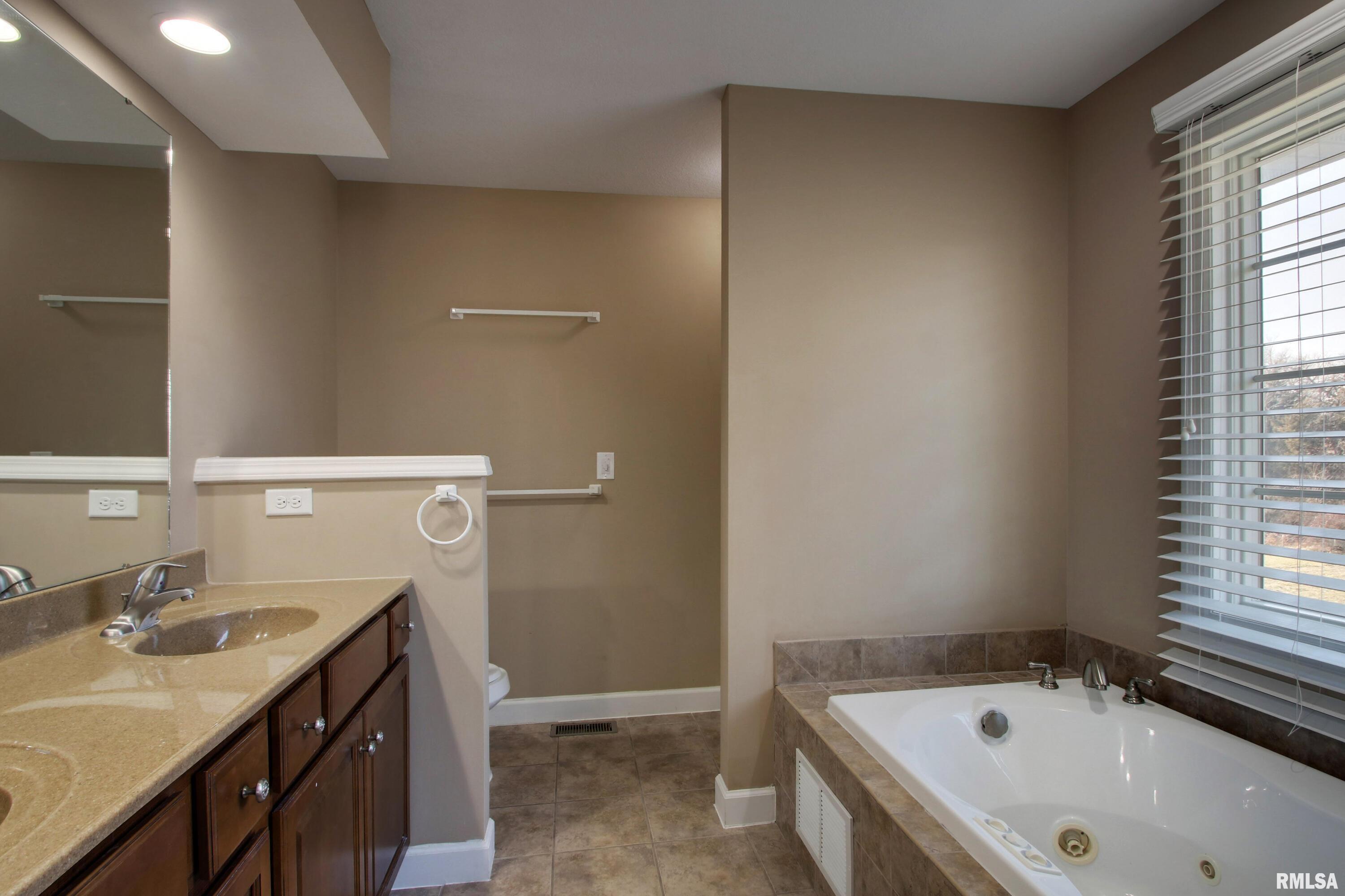 1222 Edinburgh Drive Quincy, IL 62305 - Photo 12 of 25