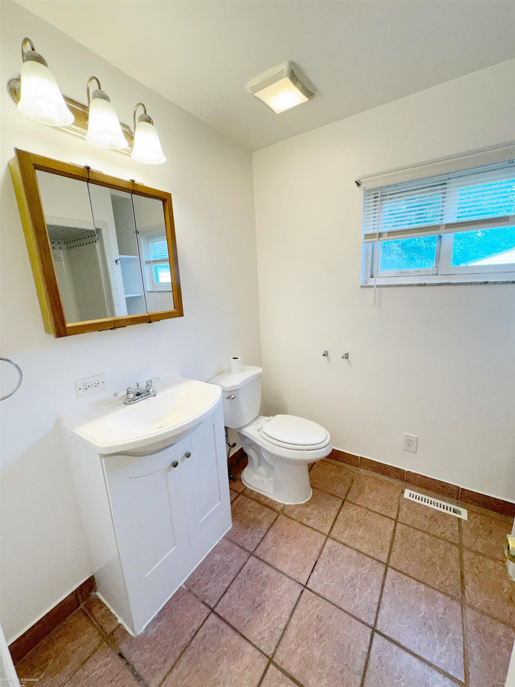 22141 Cushing Avenue Eastpointe, MI 48021 - Photo 13 of 21
