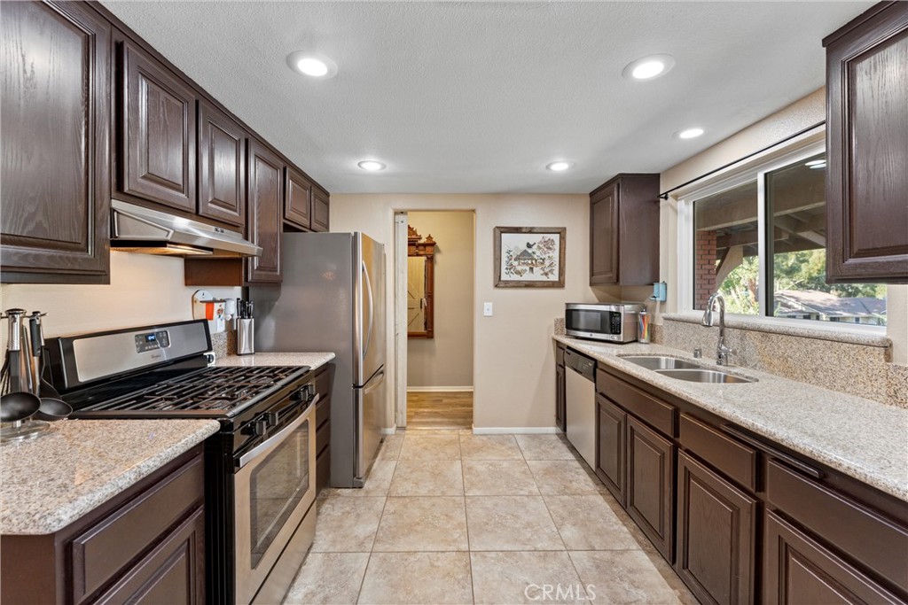 2022 Mirage Way Corona, CA 92882 - Photo 8 of 45 Chef's Kitchen