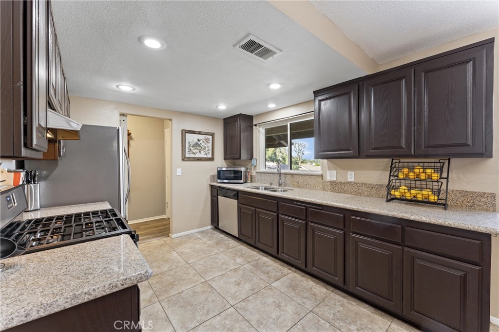 2022 Mirage Way Corona, CA 92882 - Photo 10 of 45 Ample Cabinetry