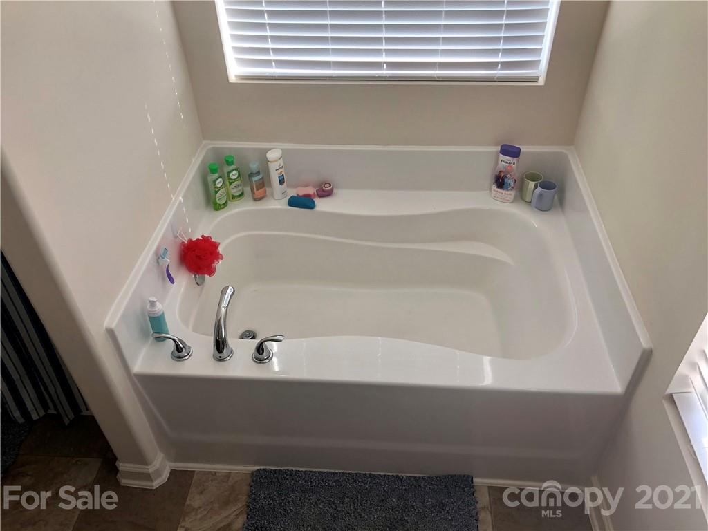 112 York Place Linwood, NC 27299 - Photo 19 of 25 a bathroom with a bathtub