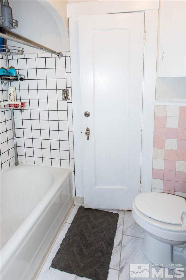 1135 Ralston Street Reno, NV 89503 - Photo 7 of 31 a bathroom with a bathtub and toilet