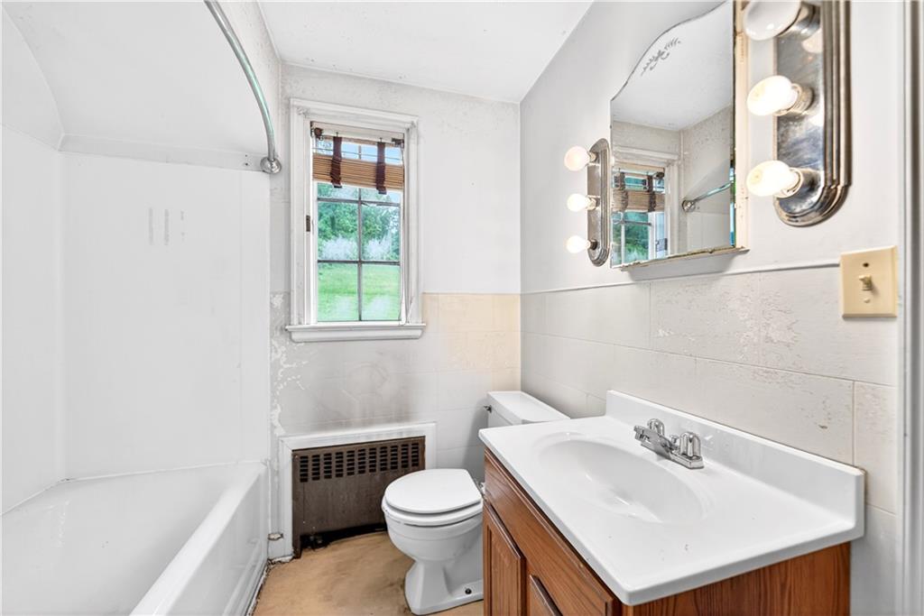 900 Washington Road Washington, PA 15301 - Photo 34 of 50 Clean & bright...