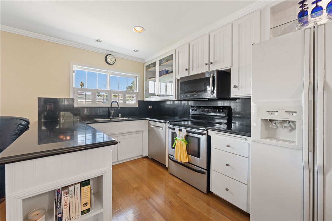 3008 Cisco Court Simi Valley, CA 93063 - Photo 6 of 34 Granite counter tops, wood floor & appliances to stay