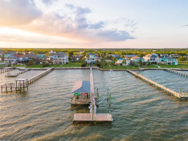 $849,000 | 1617 Dick Bay Street, Dickinson, TX 77539
