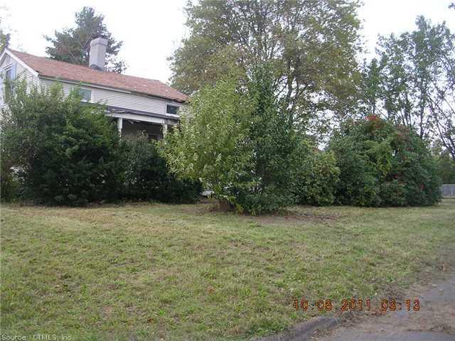 a view of a yard with a house