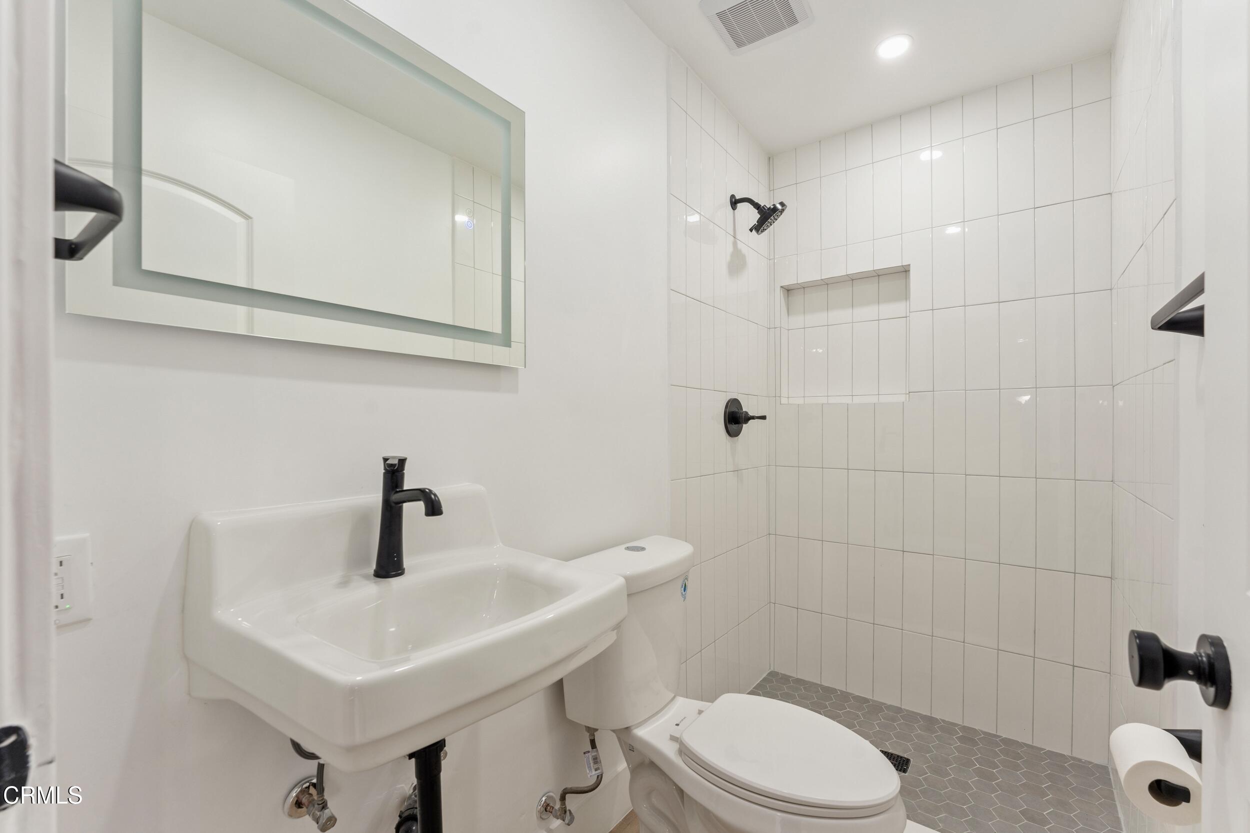 807 North Chester Avenue Compton, CA 90221 - Photo 16 of 20 Bath