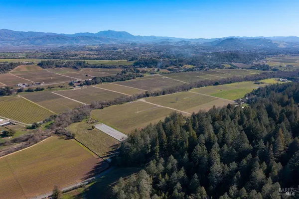 $1,990,000 | 3210 West Dry Creek Road, Healdsburg, CA 95448