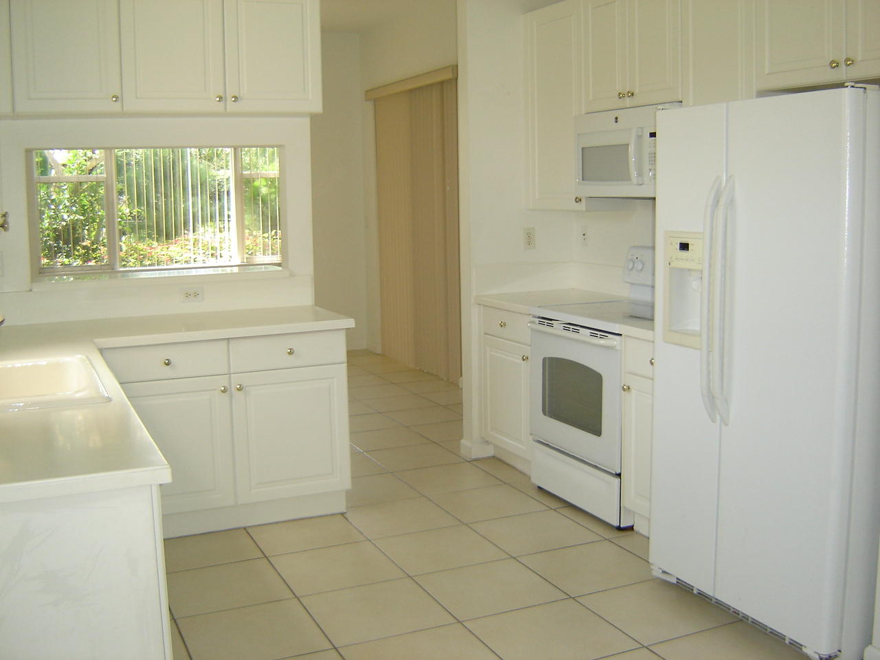 250 Southwest Walking Path Stuart, FL 34997 - Photo 8 of 19 Kitchen