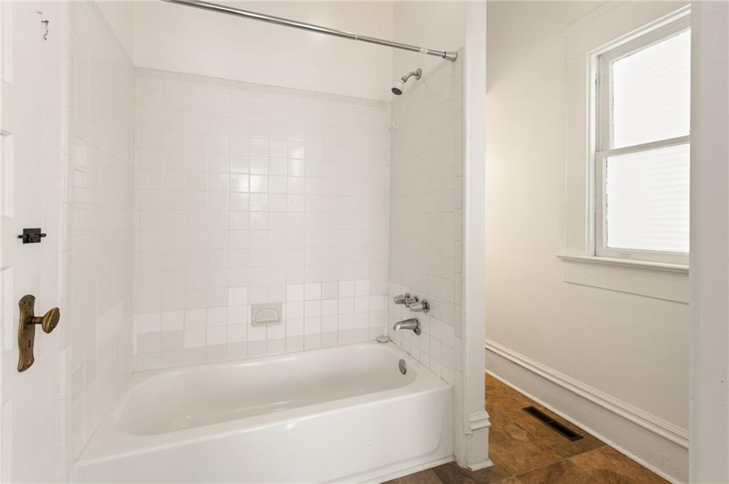 120 South Candler Street Decatur, GA 30030 - Photo 20 of 40 a bathroom with a bathtub
