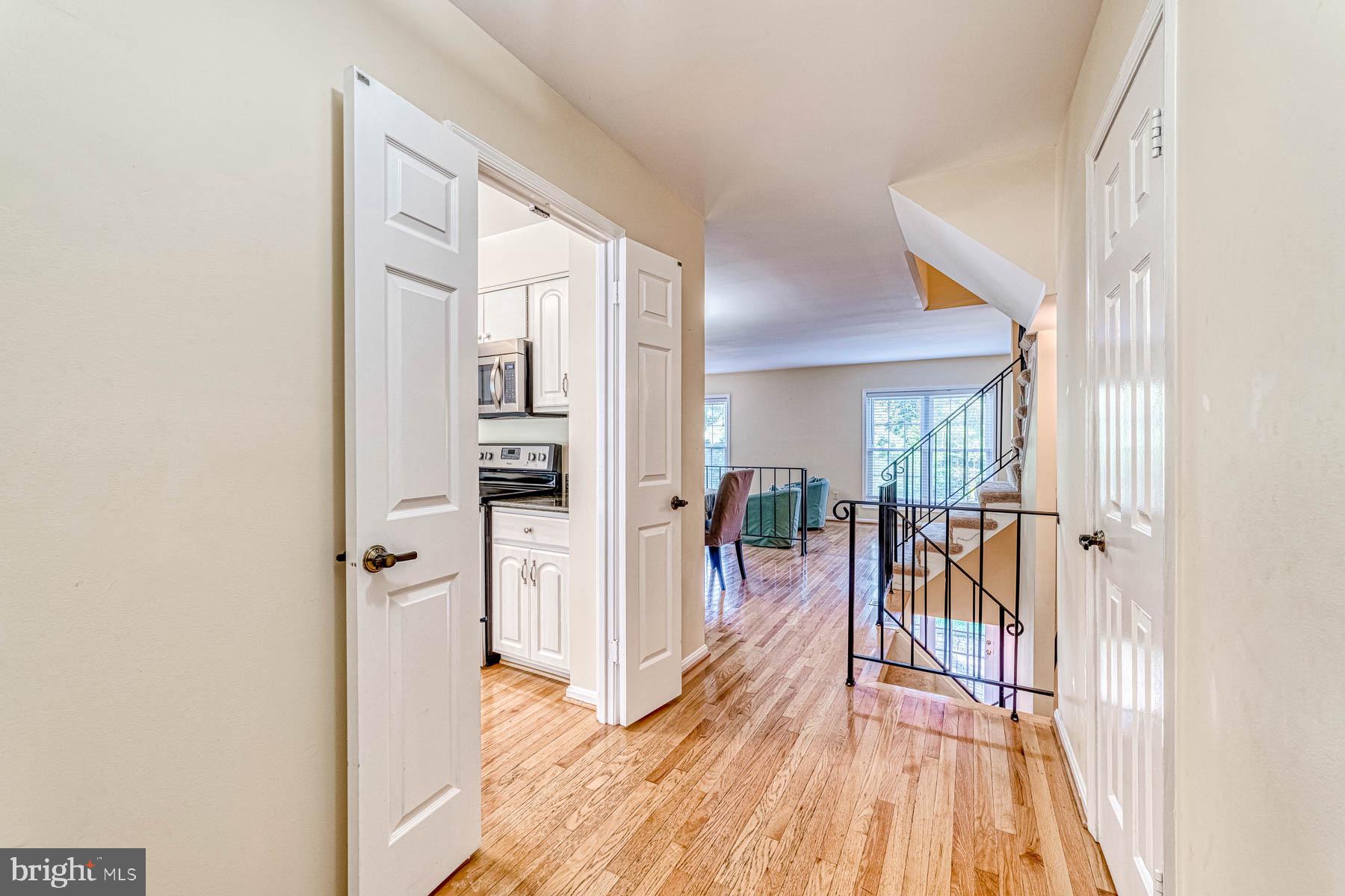 6657 Summer Grape Court Springfield, VA 22152 - Photo 3 of 40 Entry with Hardwood Floors