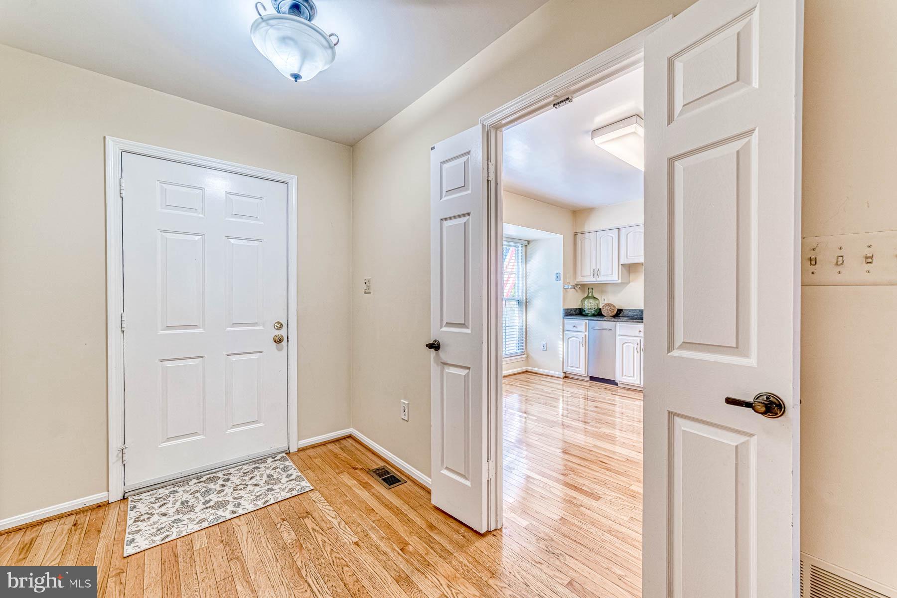 6657 Summer Grape Court Springfield, VA 22152 - Photo 4 of 40 Entry with Hardwood Floors