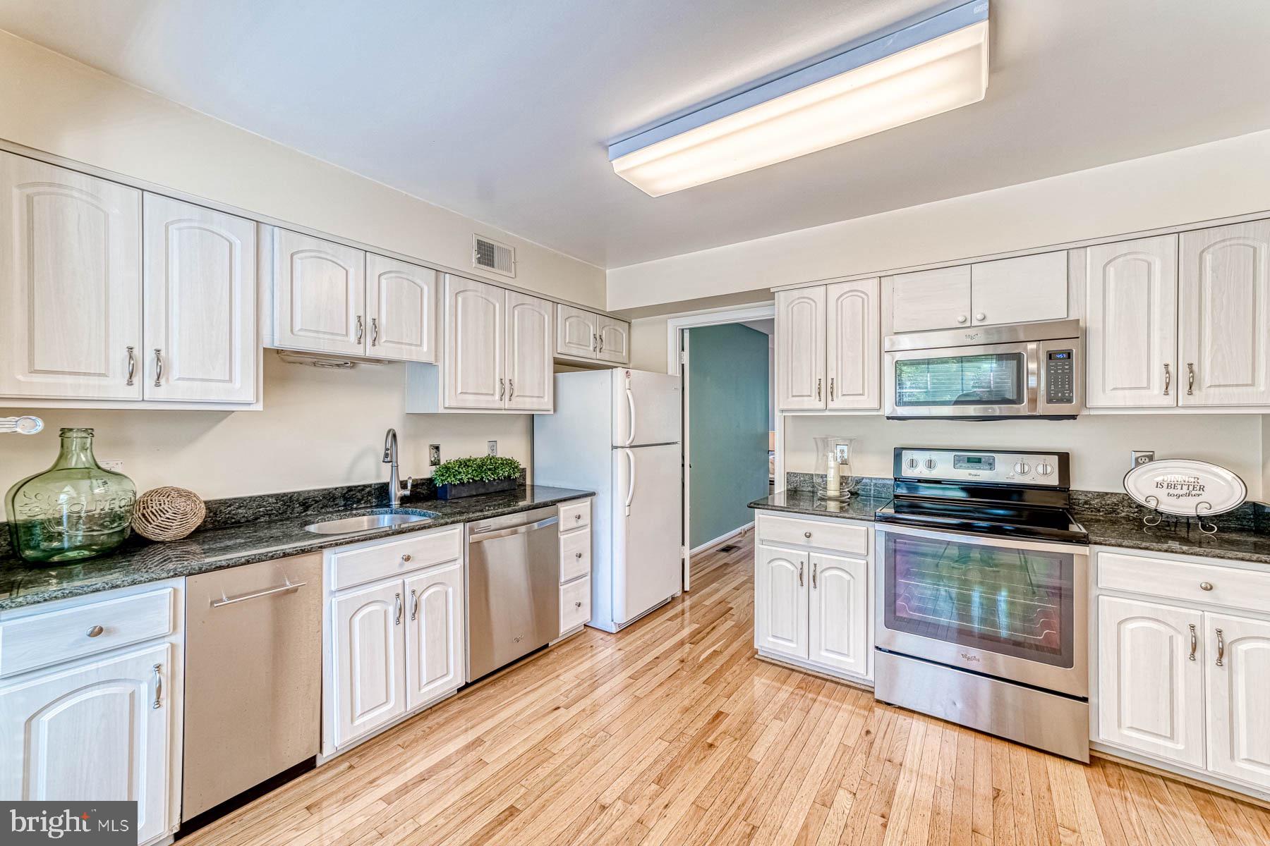 6657 Summer Grape Court Springfield, VA 22152 - Photo 6 of 40 Spacious, Updated, Sun Filled Kitchen