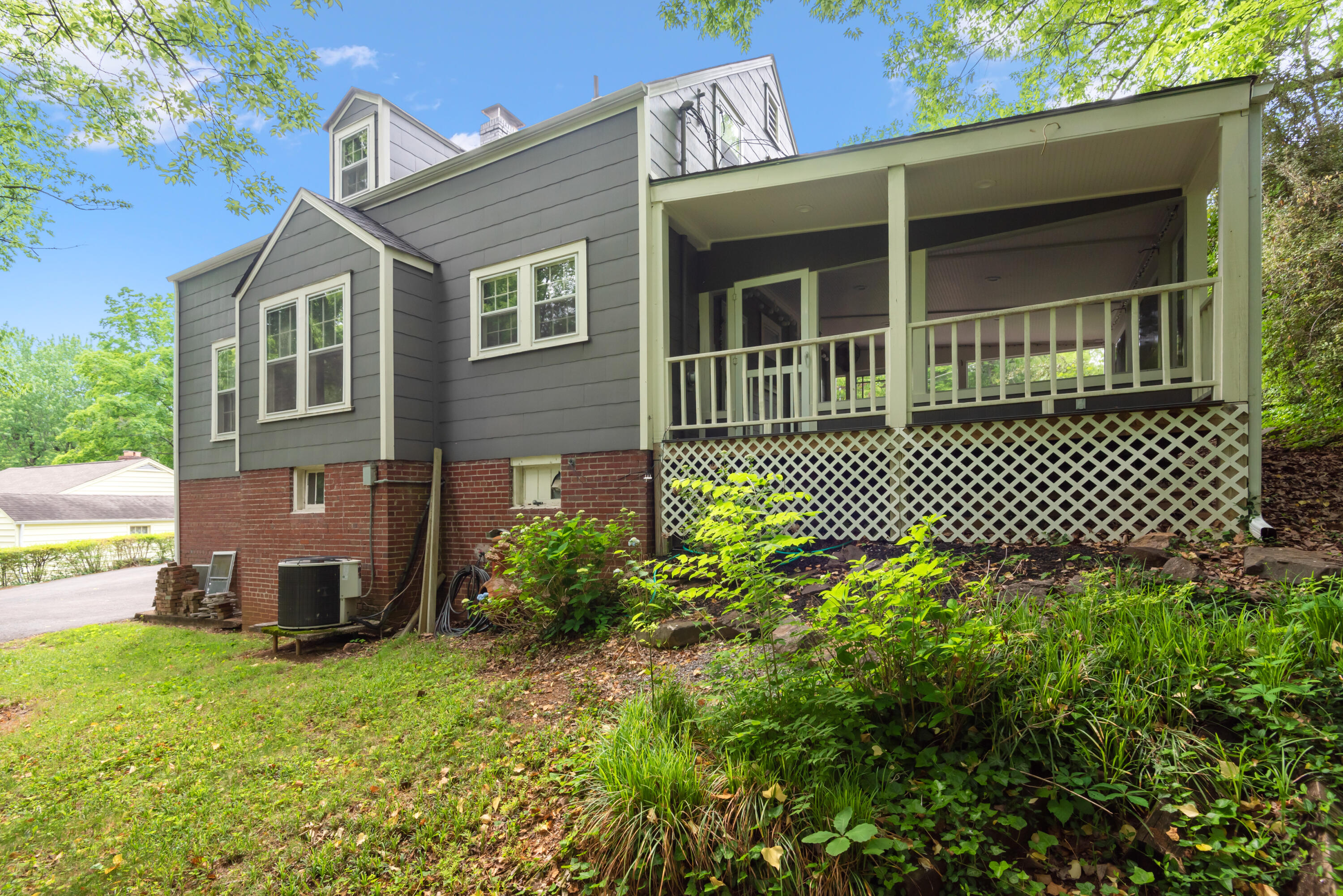 112 Busbee Road Knoxville, TN 37920 - Photo 8 of 32 122 Busbee Road-31