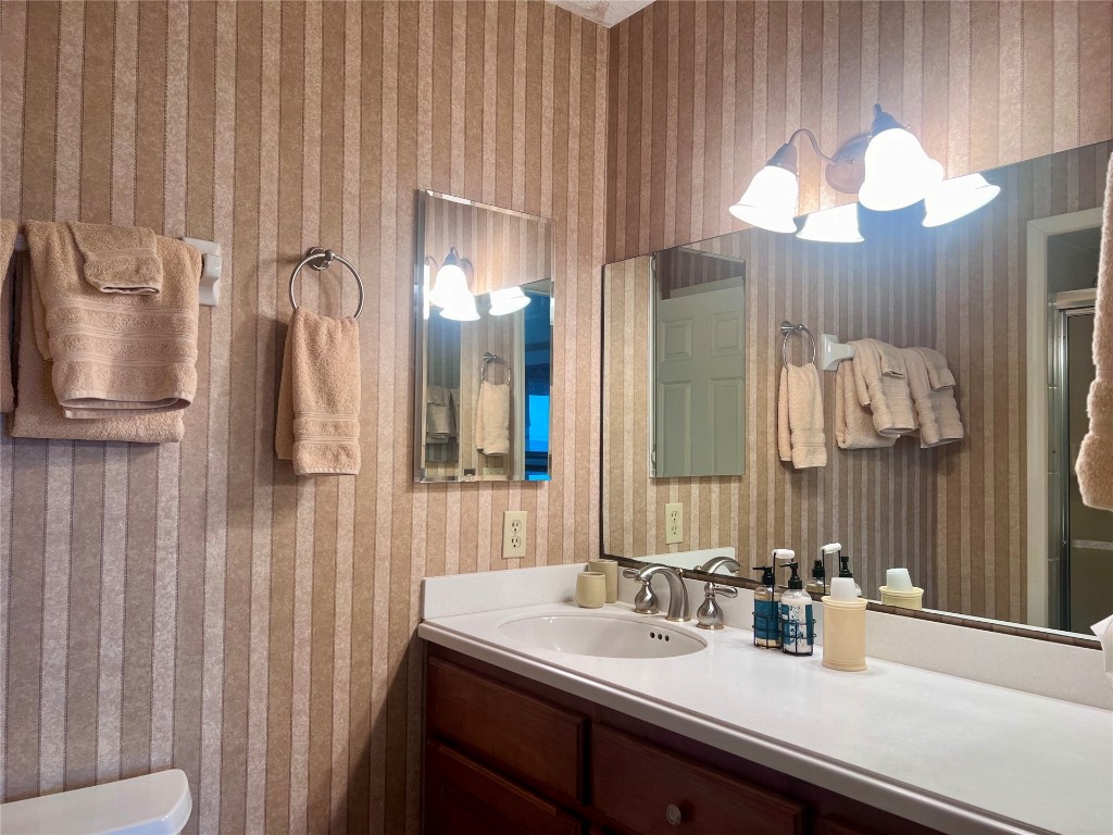 95116 Sandpiper Loop Fernandina Beach, FL 32034 - Photo 18 of 40 a bathroom with a sink and a mirror