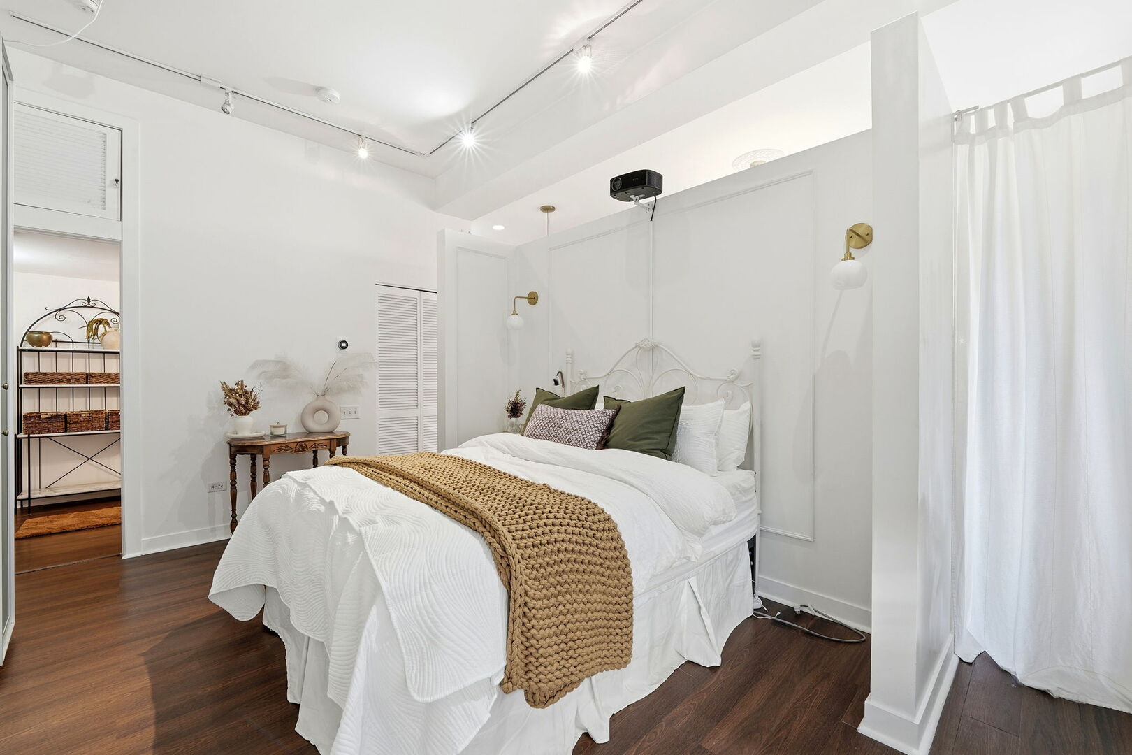 949 West Madison Street, Unit 304 Chicago, IL 60607 - Photo 11 of 21 a bed room with a bed and a closet