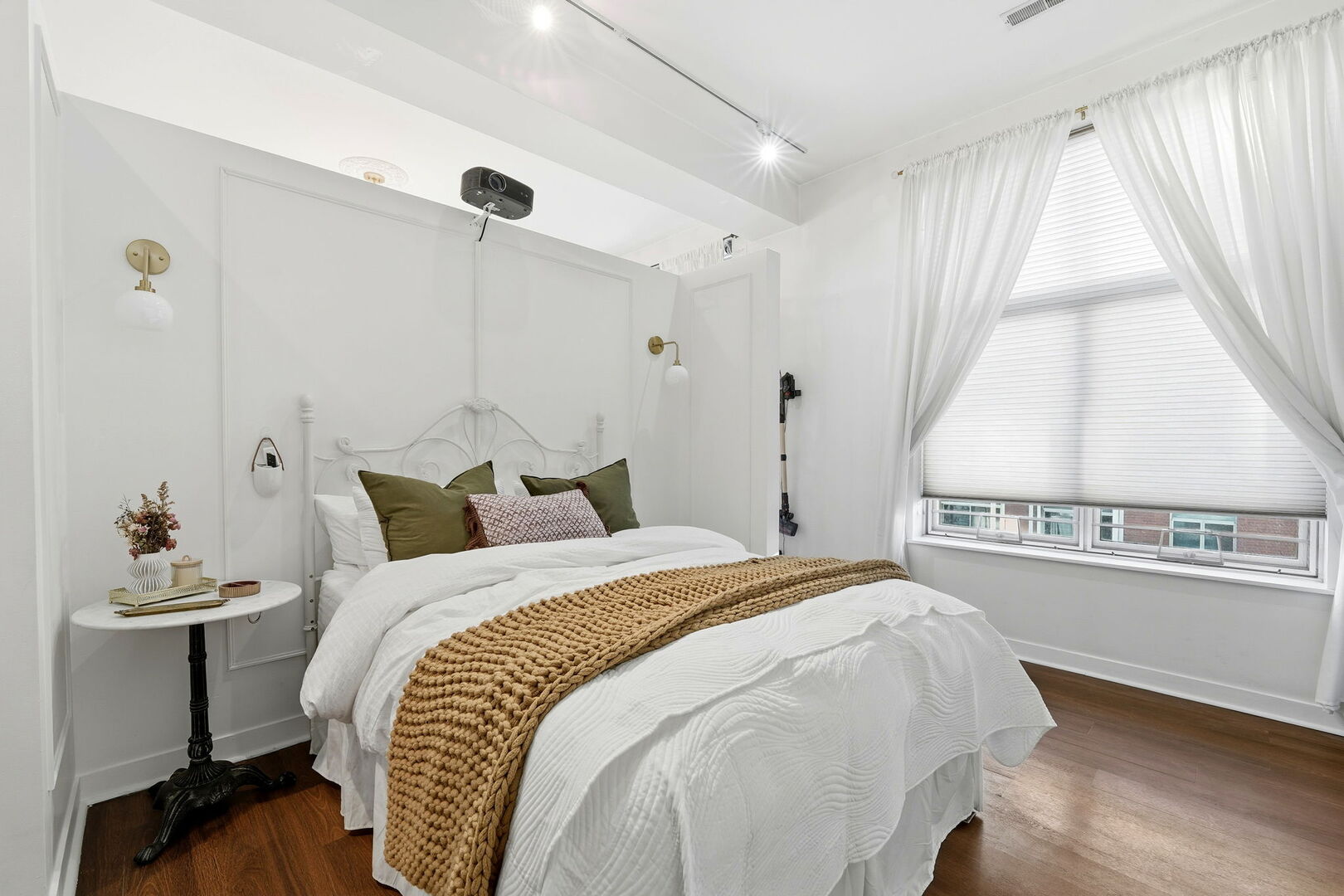 949 West Madison Street, Unit 304 Chicago, IL 60607 - Photo 10 of 21 a bedroom with a bed and a window