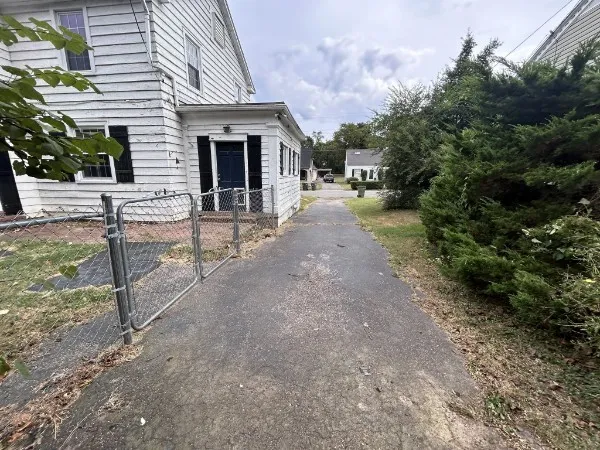a view of a house with backyard and trees