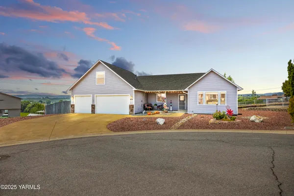 $425,000 | 412 South 93rd Avenue, Yakima, WA 98908
