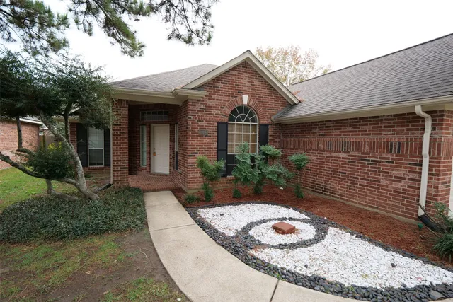 a view of a house with backyard and sitting area