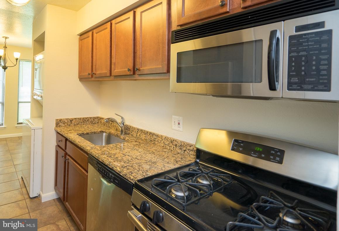11216 Chestnut Grove Square, Unit 119 Reston, VA 20190 - Photo 2 of 16 Eat-in Kitchen w/ SS Appliances