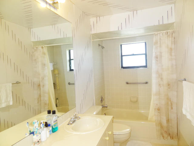 18255 181st Circle South Boca Raton, FL 33498 - Photo 19 of 20 2ND BATHROOM