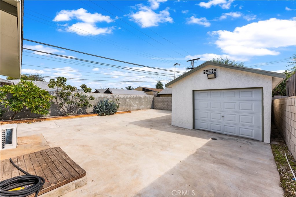 1178 Spence Street Los Angeles, CA 90023 - Photo 20 of 36 a view of a garage