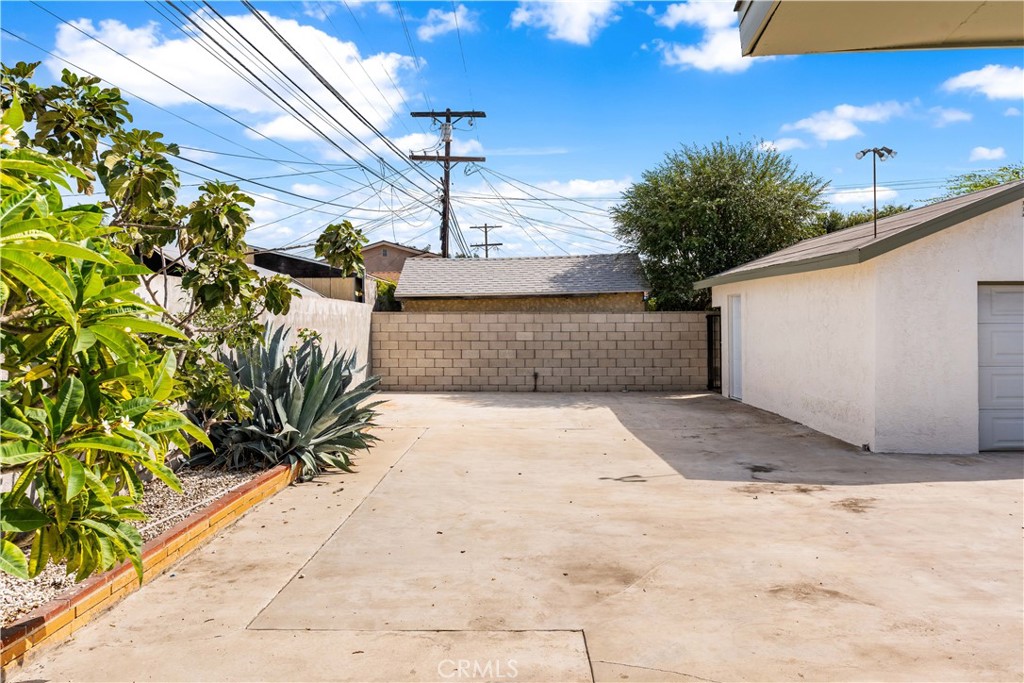 1178 Spence Street Los Angeles, CA 90023 - Photo 21 of 36 a view of outdoor space and yard