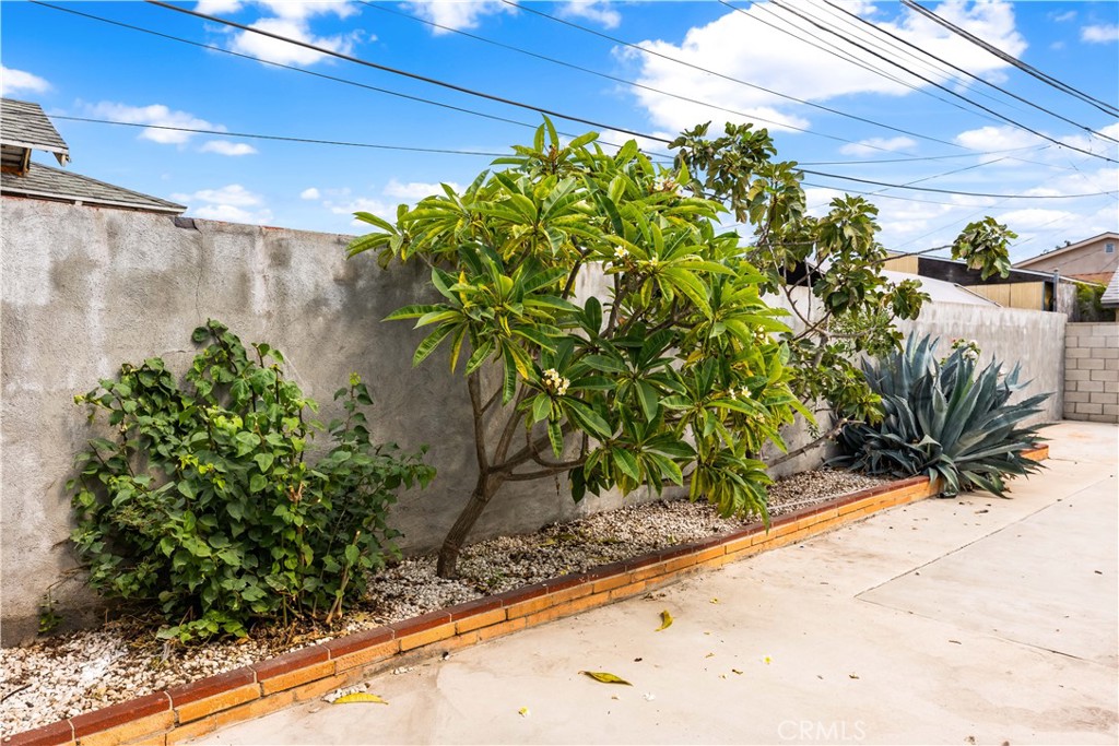 1178 Spence Street Los Angeles, CA 90023 - Photo 22 of 36 a backyard of a house
