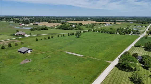 $900,000 | 4500 West 223rd Street, Bucyrus, KS 66013