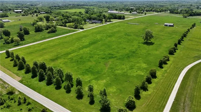 $900,000 | 4500 West 223rd Street, Bucyrus, KS 66013