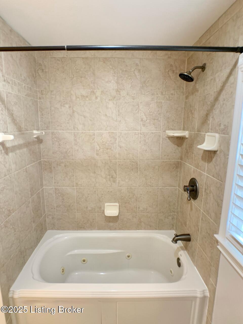2903 Cambridge Road Louisville, KY 40220 - Photo 14 of 31 Soaking Tub