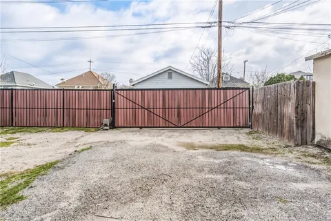 a view of entryway with outdoor seating