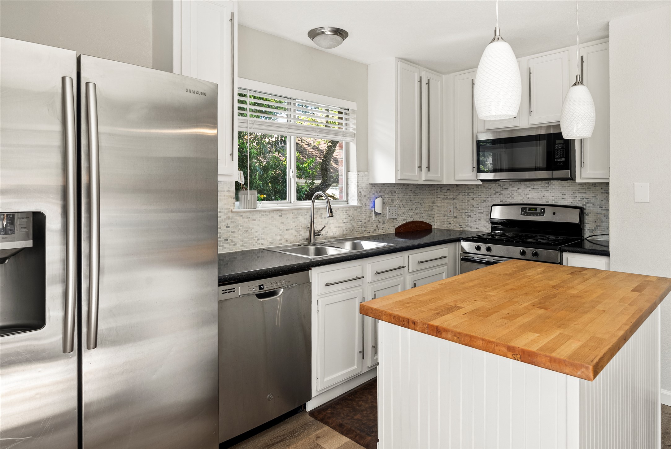 9024 Heiden Lane Austin, TX 78749 - Photo 3 of 33 It's simple to serve meals while conversations go on around you