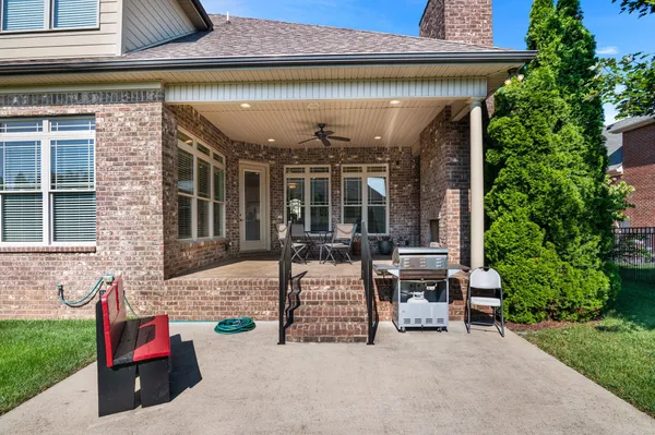a view of house with outdoor seating space