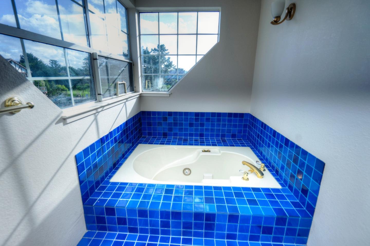 21 Merion Road Half Moon Bay, CA 94019 - Photo 13 of 17 a bathroom with a tub and window