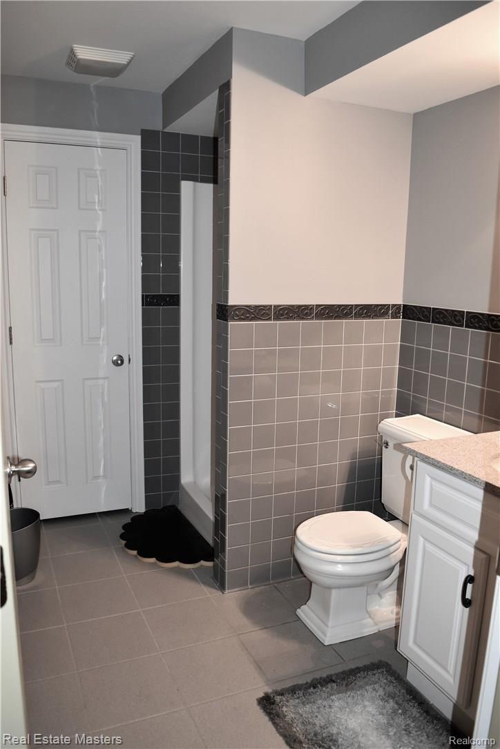 3031 Riverside Drive Port Huron, MI 48060 - Photo 30 of 34 riversidelowerbath2.JPG