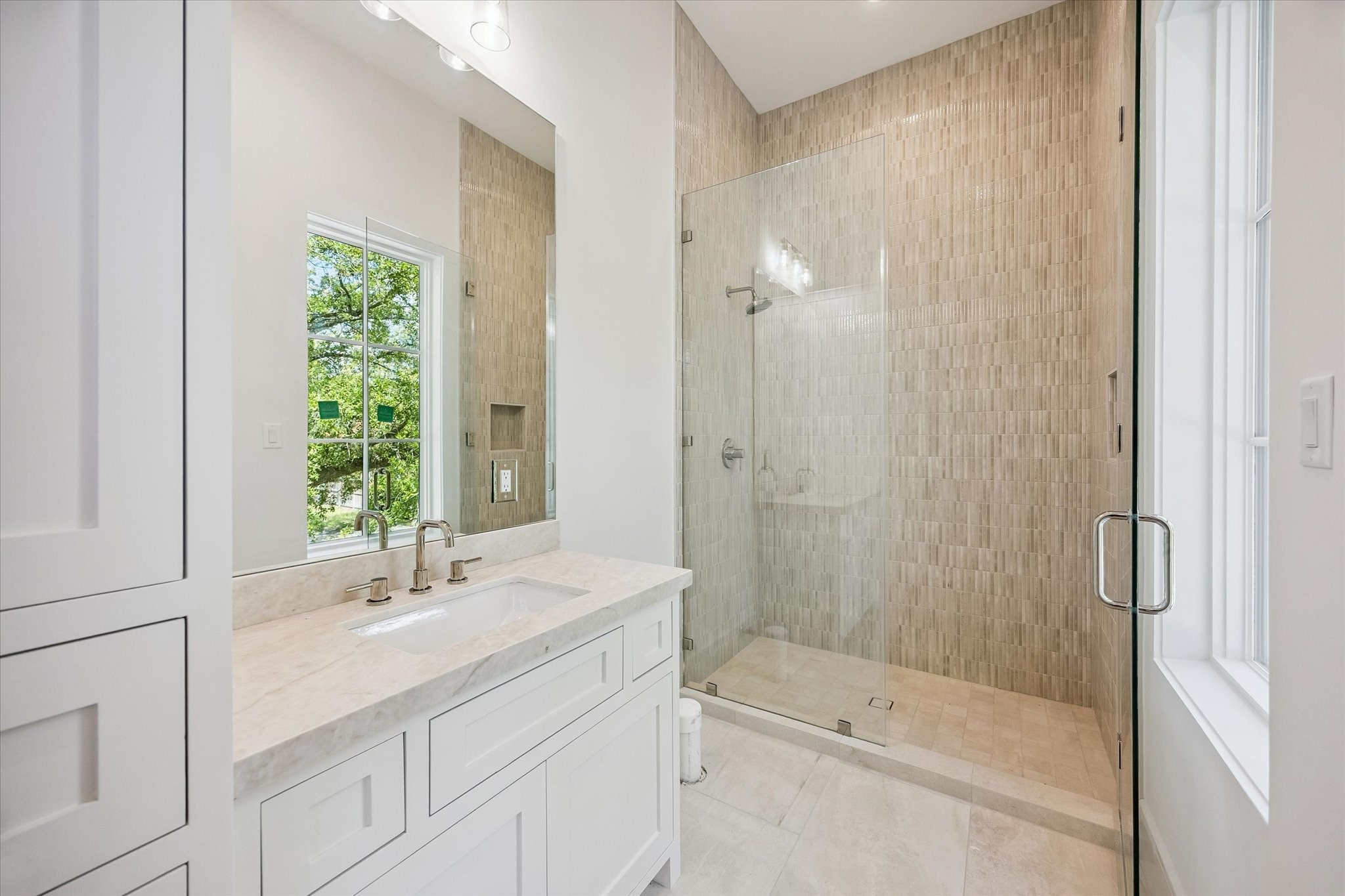 6011 Stones Throw Road Houston, TX 77057 - Photo 18 of 23 En-suite bath – features stylish finishes and a well-appointed design.
