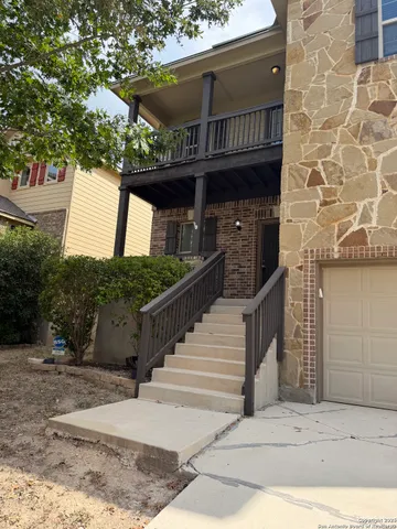 a view of entryway with a front door