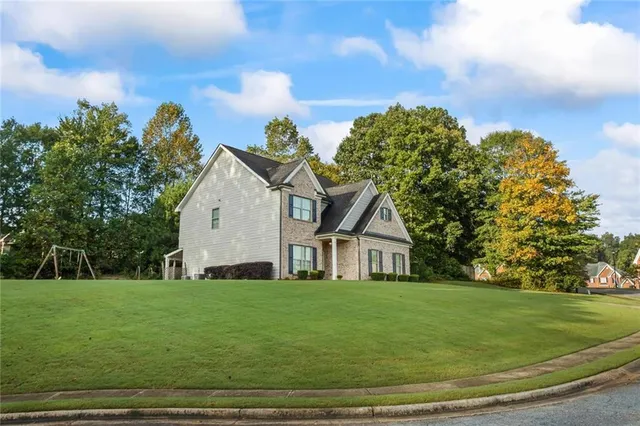 a view of a house with a yard