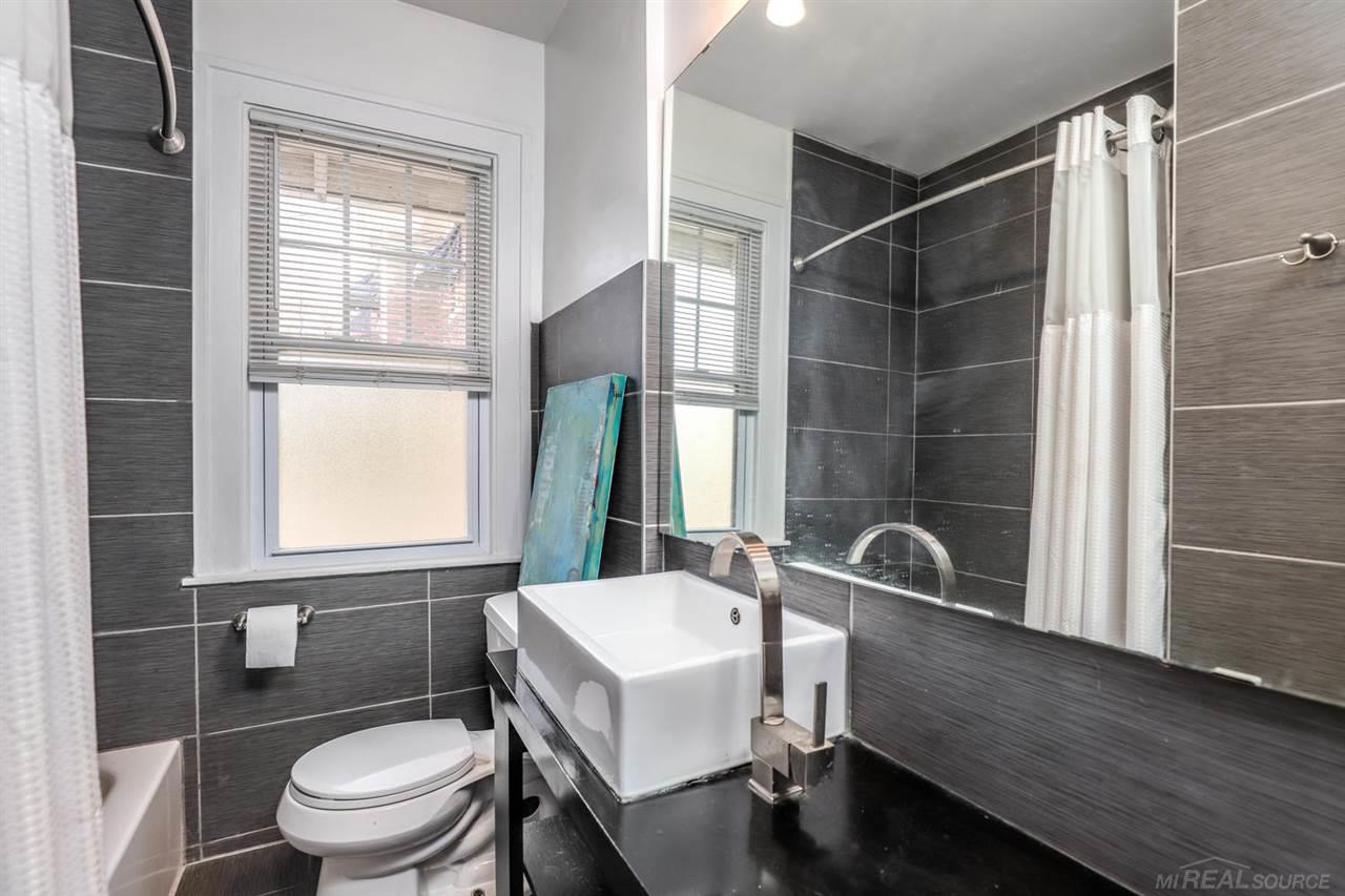 937 Lincoln Road Grosse Pointe, MI 48230 - Photo 18 of 34 31378829-17.JPG