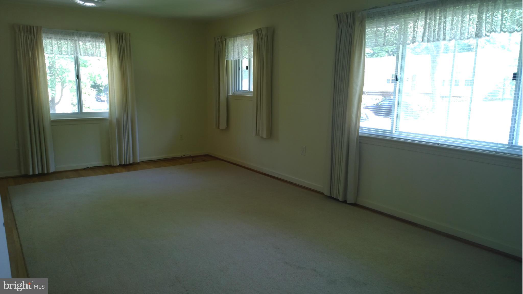 11440 Mapleview Drive Silver Spring, MD 20902 - Photo 3 of 17 Living Room