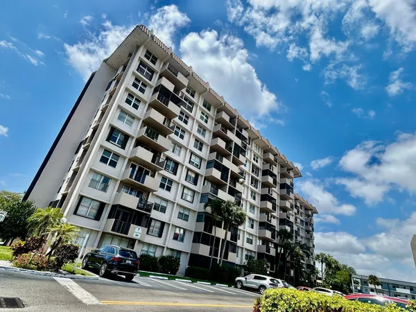 $1,850 | 777 South Federal Highway, Unit RP705, Pompano Beach, FL 33062