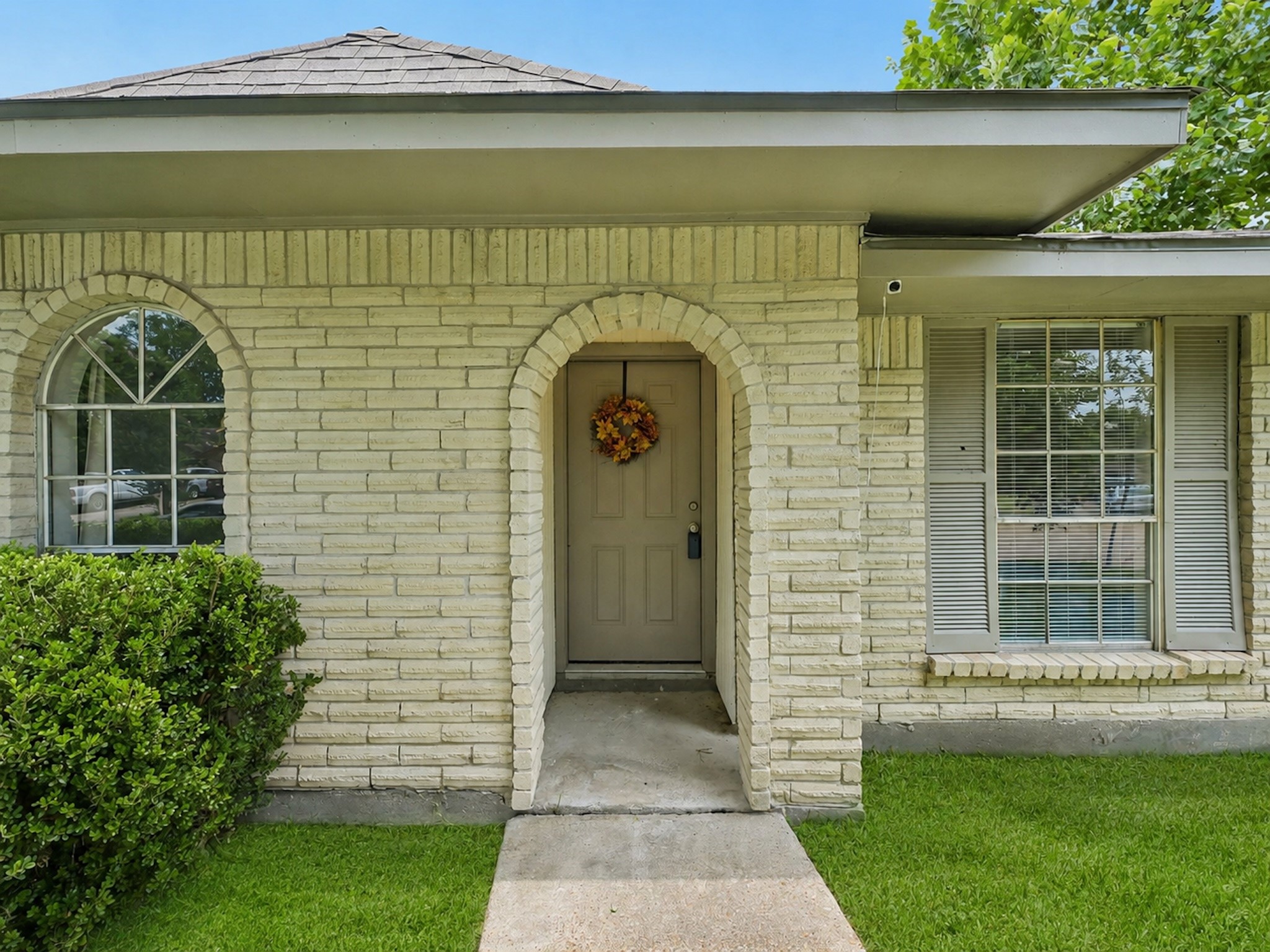 7110 Log View Drive Houston, TX 77040 - Photo 3 of 32