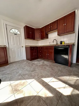 $2,100 | 58 Oxford Street North, Unit 1, Auburn, MA 01501