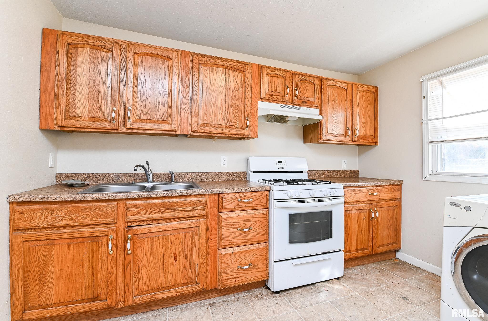 352 Catherine Street Pekin, IL 61554 - Photo 2 of 45