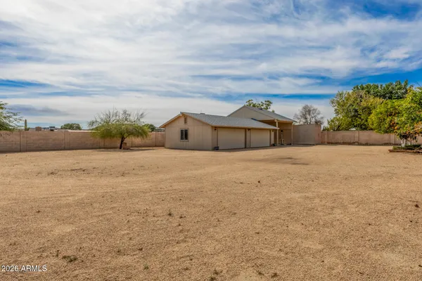 a view of a yard with an house