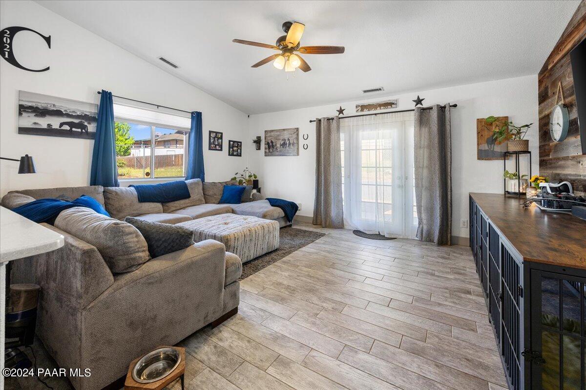 5401 North Robert Road Prescott Valley, AZ 86314 - Photo 6 of 23 06-Living room